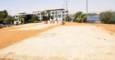 محافظ أسوان يتابع تنفيذ مشروع ملاعب البادل على كورنيش النيل