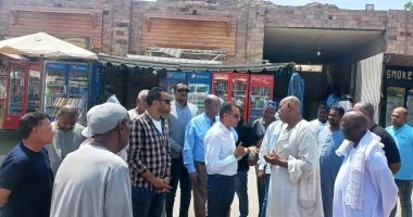 محافظ أسوان يتفقد البازارات السياحية بميدان مدخل معبد فيله