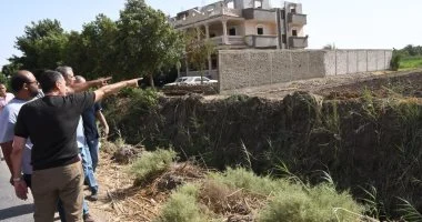 محافظ أسوان يرصد مخالفات بناء وتعديات بكوم أمبو ودراو ويوجه بالإزالة الفورية