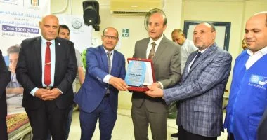 محافظ أسيوط ونائب رئيس جامعة الأزهر يسلمان 140 سماعة لـ70 طفلا من ضعاف السمع