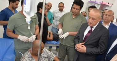 محافظ الأقصر يزور نائب رئيس حي وسط بالمستشفى بعد تعرضه لحادث أثناء العمل