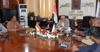 محافظ الأقصر يستقبل وفدًا من أهالي قرية الحبيل لبحث مطالب المواطنين
