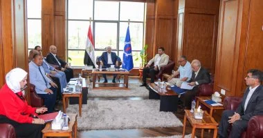 محافظ السويس يبحث مع نواب البرلمان مطالب المواطنين وملفات الخدمات بالمحافظة