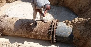 محافظ السويس يتابع إصلاح كسر خط مياه رئيسى بحى الجناين