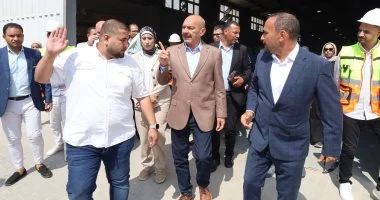 محافظ السويس يتفقد 3 مصانع بمدينة السويس الجديدة لدعم التنمية الصناعية
