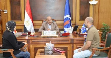 محافظ السويس يستقبل أسرة طفلة مريضة ويكلف بمتابعة حالتها الصحية