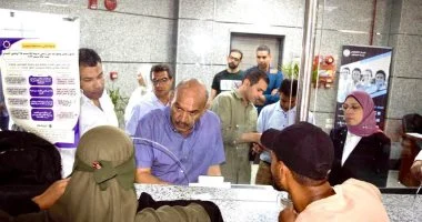 محافظ السويس يشدد على سرعة الاستجابة لشكاوى المواطنين بالمركز التكنولوجى