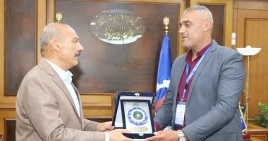 محافظ السويس يكرم بطلاً خاطر بحياته لإنقاذ طفلين من حريق شقة بفيصل