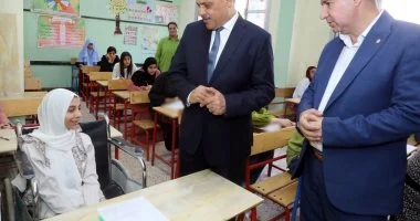 محافظ الشرقية يتفقد لجان امتحانات للشهادة الإعدادية بالزقازيق