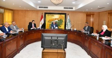 محافظ الفيوم يتابع الموقف التنفيذى لمشروعات القرض الأوروبى