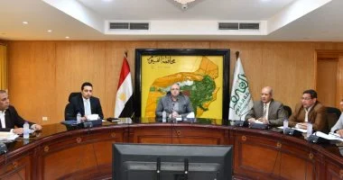محافظ الفيوم يتابع معدلات الأداء بملف التصالح فى مخالفات البناء