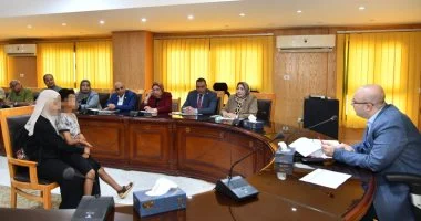 محافظ الفيوم يوجه بتوفير مشروعات ومساعدات لعدد من السيدات المعيلات الأولى بالرعاية