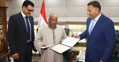 محافظ القليوبية يكرم عاملا احتوى تسريبا محدودا لغاز الكلور بمحطة مياه فى بنها