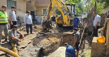 محافظ المنوفية ورئيس شركة المياه يتابعان ميدانيا موقع كسر خط ميت خاقان