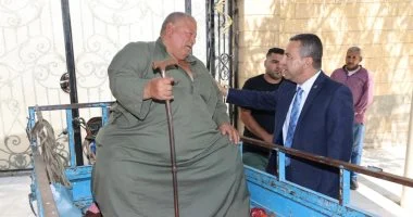 محافظ المنوفية يلتقى مسنا ويوجه رئيس مدينة بركة السبع بفحص شكواه وحلها فورا