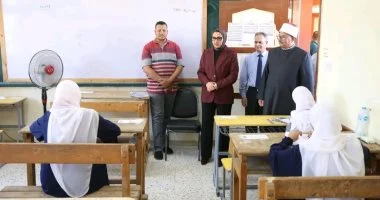 محافظ الوادي الجديد تتابع امتحانات الثانوية الأزهرية وتدعم اللجان بمبردات تهوية