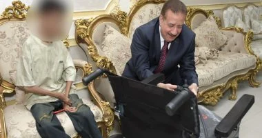 محافظ بورسعيد يمنح مواطن كرسى كهربائى متحرك لتلبية احتياجاته اليومية