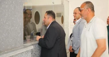 محافظ دمياط يتفقد المركز التكنولوجي لخدمة المواطنين بالبراشية ويشيد بجهود رئيس الوحدة القروية