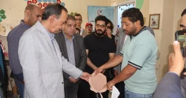 محافظ سوهاج يتفقد قافلة تركيب الأطراف الصناعية بالمجان بمستشفى الهلال الأحمر