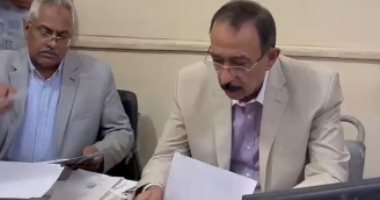 محافظ سوهاج يفحص ملفات تقنين الأراضى فى جولة مفاجئة بساقلته
