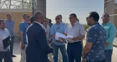 محافظ قنا يتفقد الحملة الميكانيكية والترعة المغطاة بنقادة