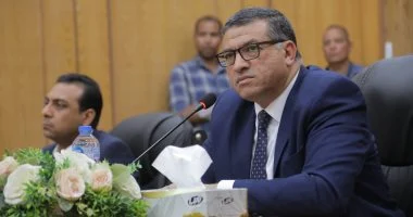 محافظ قنا يناقش 301 شكوى وطلب للمواطنين ويوجه بحلول عاجلة