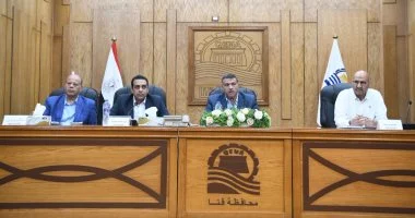 محافظ قنا يناقش الموقف التنفيذي لملفات التقنين والتصالح واسترداد أراضي الدولة