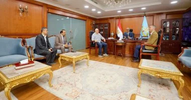 محافظ كفر الشيخ يناقش خطة عمل القافلة الطبية المجانية للأسر الأولى بالرعاية