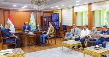 محافظ كفر الشيخ ينهي معاناة امتدت لأكثر من 24 عاماً ويسلم عقود أرض الجونة بالبرلس