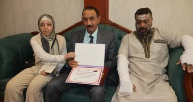 محافظة سوهاج تكرم البطل عادل عبد العال لإنقاذه 6 شباب من حريق بطما