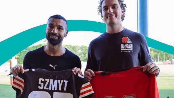 محمد صلاح يتبادل القميص مع أندريه، نجم فريق كليفلاند براونز لكرة القدم الأمريكية