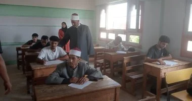مدير الإسماعيلية الأزهرية يتفقد لجان امتحان الأحياء للقسم العلمى بأبو صوير
