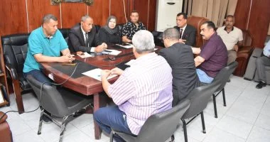 مدير تعليم سوهاج يتابع انتظام امتحانات الشهادة الإعدادية من غرفة العمليات