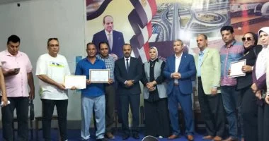 مديرا التعليم والعمل بالشرقية يكرمان خريجي مدرسة بلبيس الثانوية الصناعية