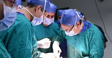 مستشفى دمياط العام ينجح في إنقاذ فتاة من شلل نصفي بعد سقوطها من الطابق الثالث