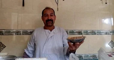 من الجد للأحفاد.. “الدندراوي” يحافظ على مهنة الفسيخ في دشنا بقنا منذ 35 عاما