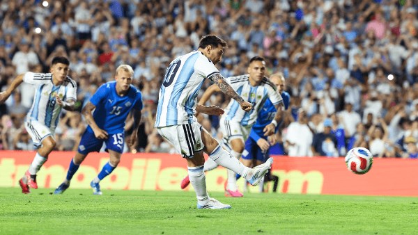 «ميسي» يُكلل عودته بالمساهمة في فوز الأرجنتين على أيسلندا 3-0