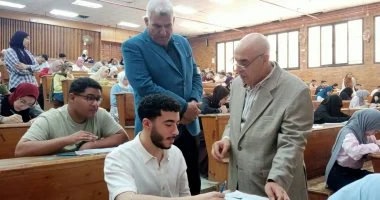 نائب رئيس جامعة دمنهور يتفقد امتحانات الفصل الثانى بكليات الطب البيطرى