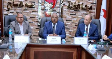 نائب محافظ سوهاج يبحث التوسع فى مشروعات توصيل الغاز الطبيعى