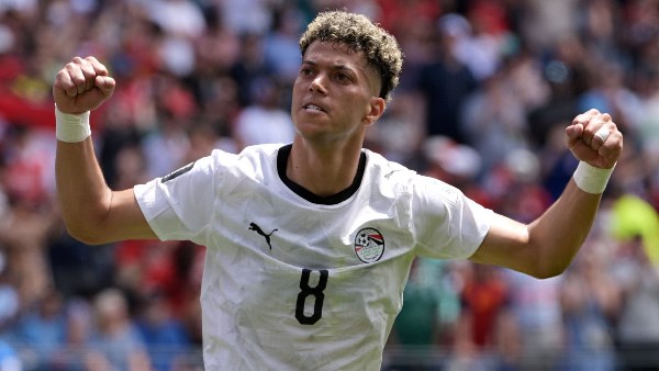 نجم أرسنال السابق يتغنى بإمام عاشور: لاعب مميز يعرف كيف يخلق المساحات وينهي الهجمات