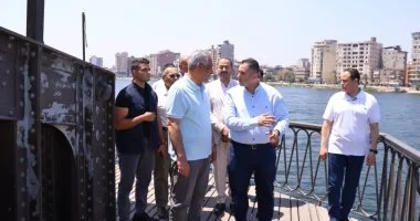 وزير الإنتاج الحربى ومحافظ دمياط يتفقدان كوبرى دمياط التاريخى