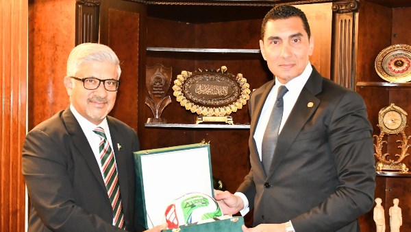 وزير الشباب والرياضة يبحث مع السفير الباكستاني بالقاهرة تعزيز التعاون المشترك بين الجانبين
