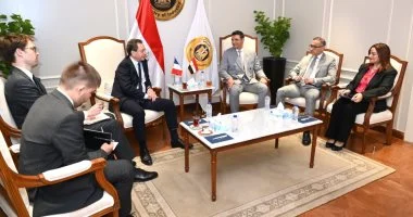 وزير الصناعة يبحث مع سفير فرنسا بناء القدرات المحلية  ونقل التكنولوجيا