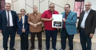 وكيل وزارة الصحة بالشرقية يكرم مدير مستشفى فاقوس المركزي لتميزه
