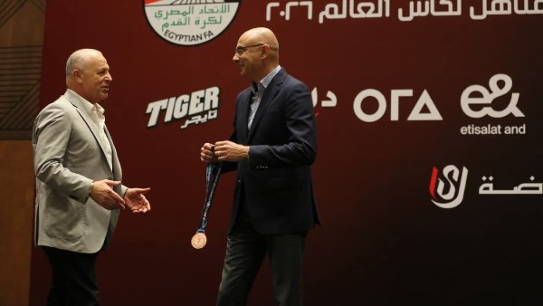 وليد درويش يهدي برونزية أمم أفريقيا للناشئين إلى هاني أبو ريدة تقديرا لدعمه المنتخب