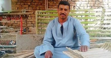 يعمل فى الجريد من عمر 7 سنوات.. أحمد عابدين أبدع في تطوير صناعة الأجداد بقنا